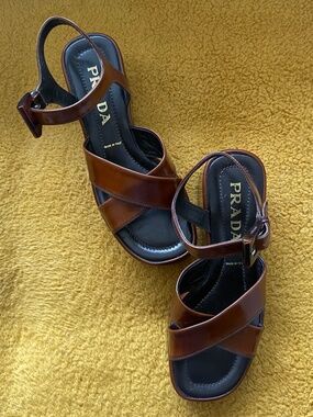 VINTAGE PRADA BROWN PATENT LEATHER PLATFORM SANDALS-US size 7.5 (EU 38)